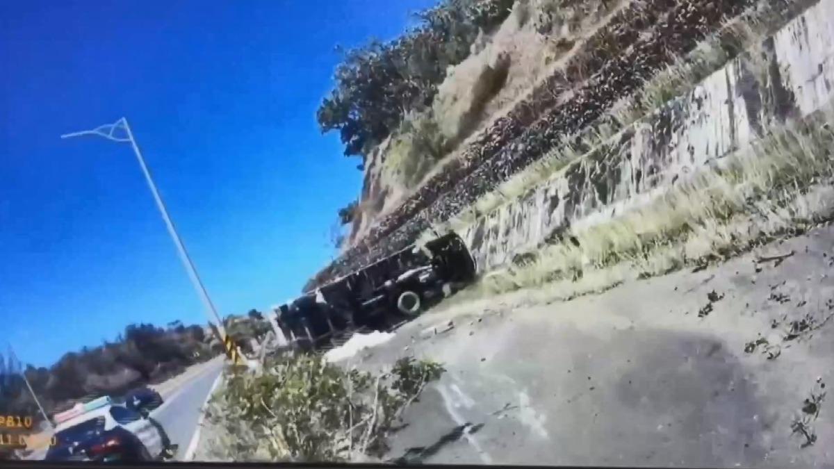 墾丁洗衣車「過彎太快」翻車！新園汽機車對撞　無照少年不治