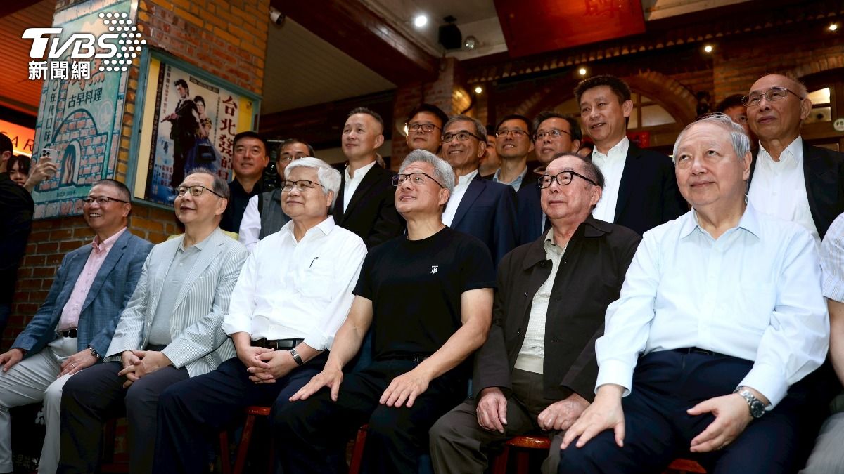 黃仁勳與台灣供應鏈夥伴餐敘前合影。（圖／華子琛攝）