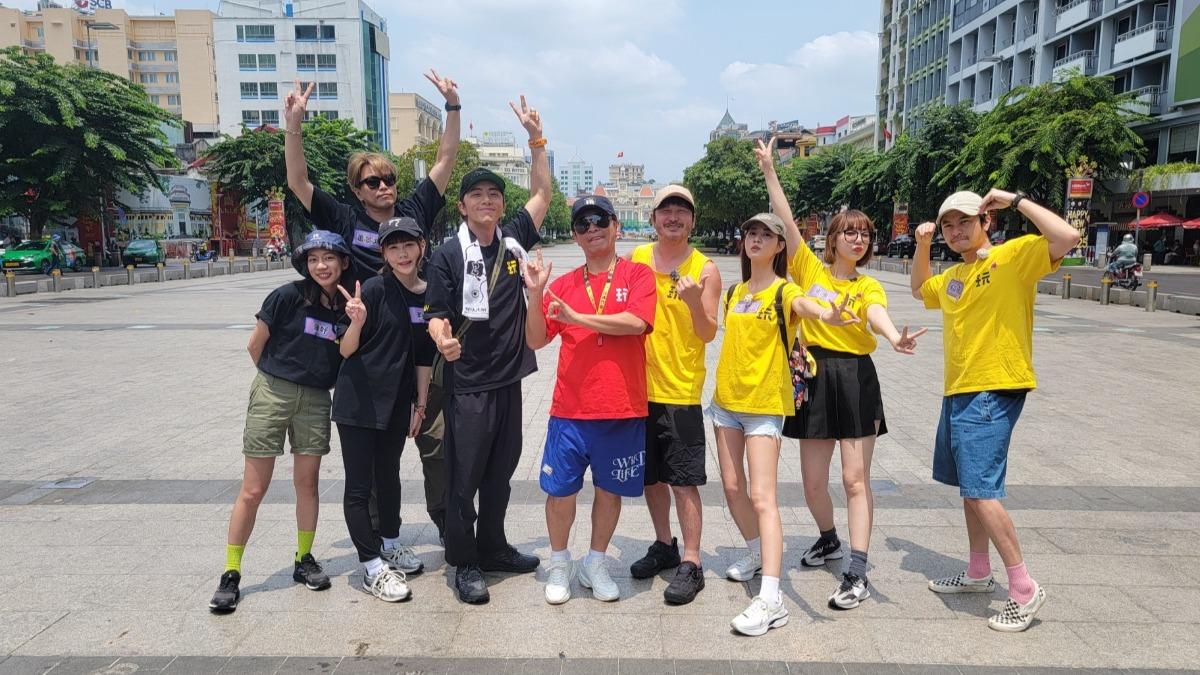 陳妤(左起)、畇二、阿弟、坤達、吳宗憲、KID、阿部瑪利亞、泱泱、楊銘威出外景。(圖/綜藝玩很大提供)