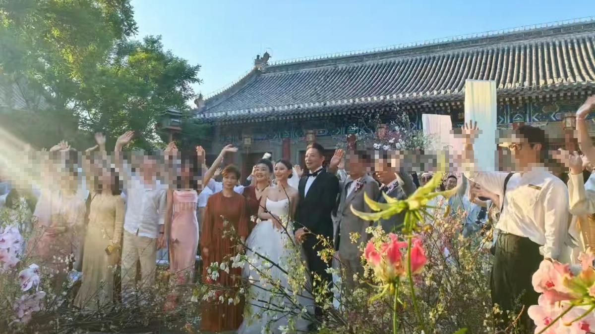 婚禮合照不見汪小菲子女。(圖／翻攝自微博）