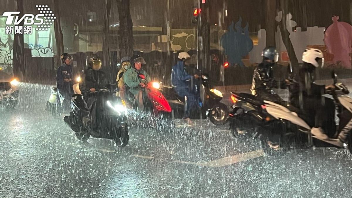氣象署發布「3縣市豪大雨特報」。(圖/TVBS) 氣象署發布「3縣市豪大雨特報」。(圖/TVBS)