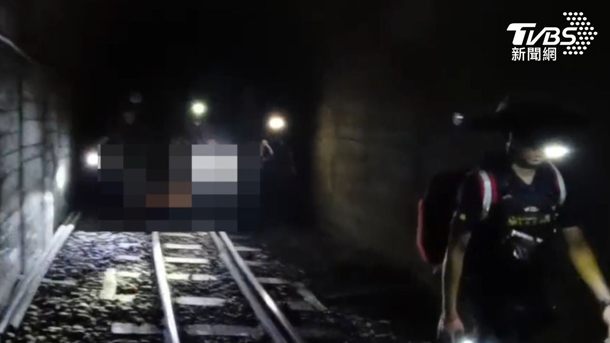 一行人將婦人搬運至林鐵樟腦寮車站。（圖／TVBS）