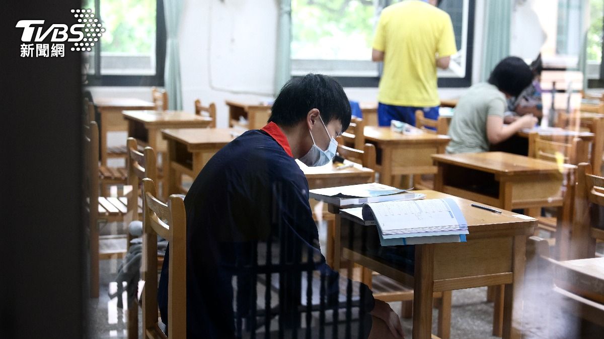 國中會考自然科考試今（18）登場，下午將公布正確答案。（圖／記者華子琛攝）