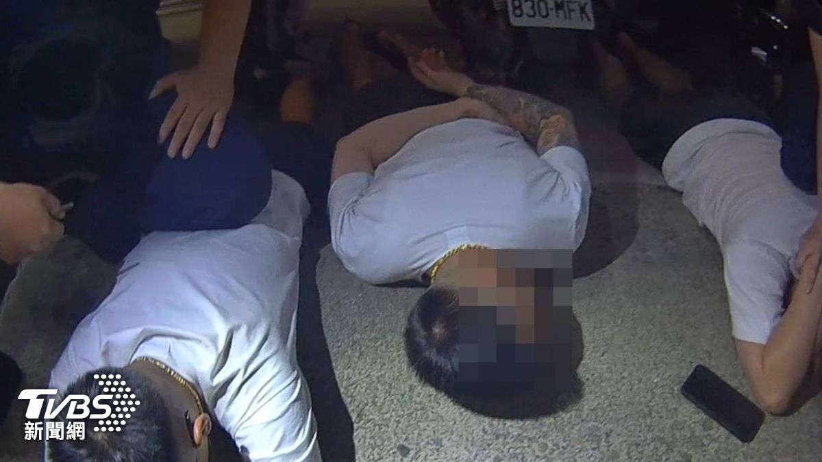 三男違停遭警盤查 一跑一謊報全遭殃。（圖／TVBS）