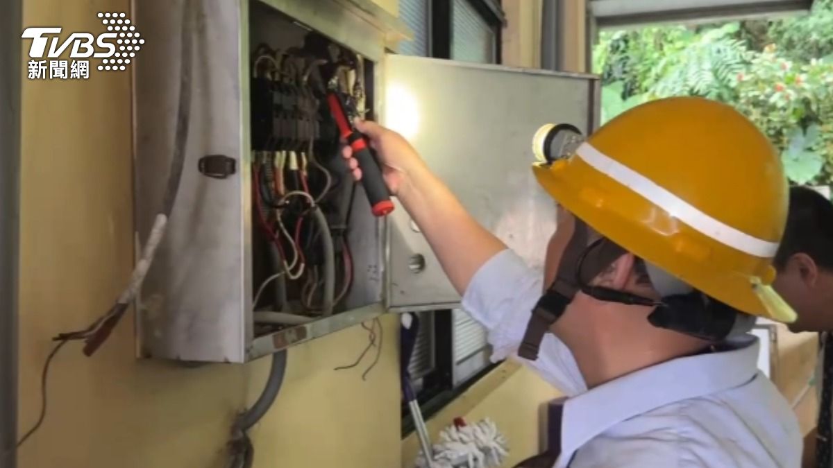 一名水電工維修時，電箱突然爆炸。（圖／TVBS）