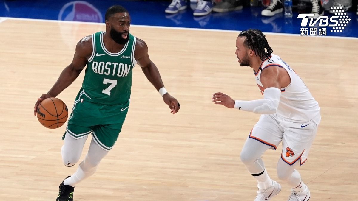 Jaylen Brown（左）右膝半月板部分撕裂。（圖／達志影像美聯社）