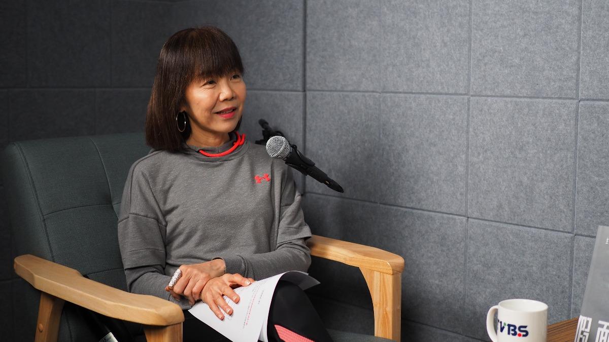 鄒倩琳在節目中以親身經歷揭露直銷世界的運作邏輯與背後的控制機制。（圖／新聞幕後提供）