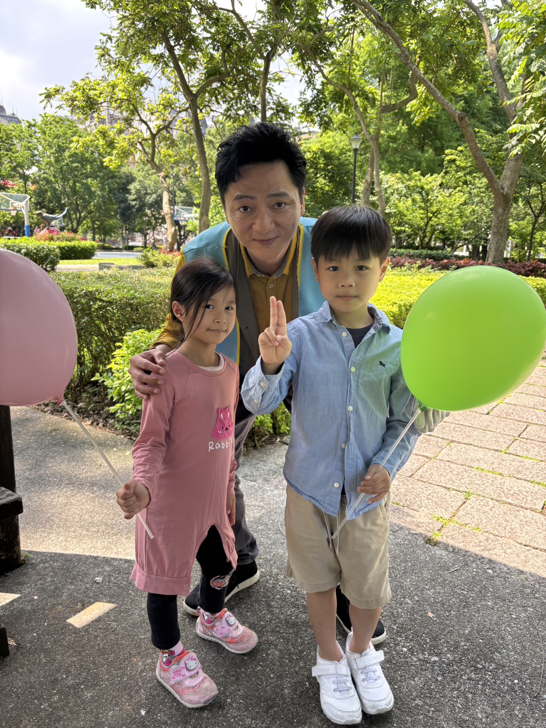 左起劉芯芮、藍葦華、劉杰叡開心合影。（圖／民視提供）