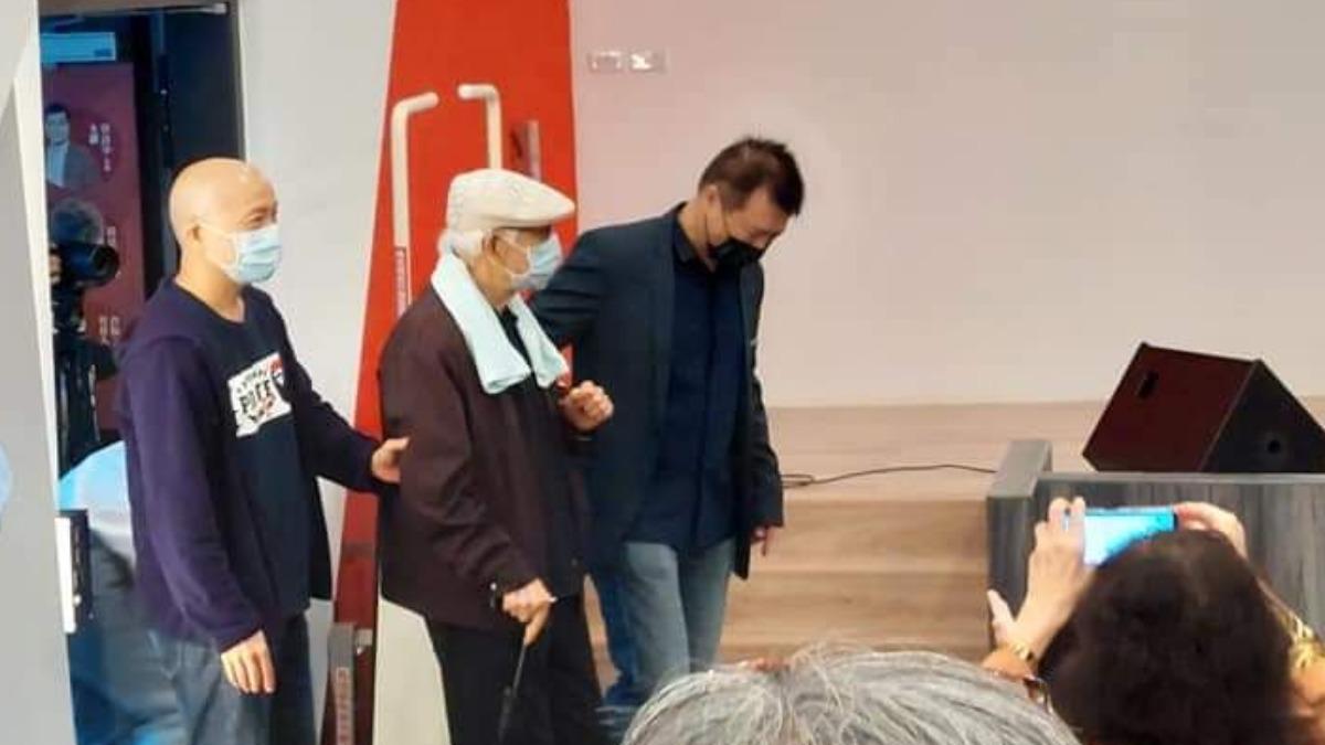 蔡詩萍發文證實父親過世消息。（圖／翻攝蔡詩萍臉書）