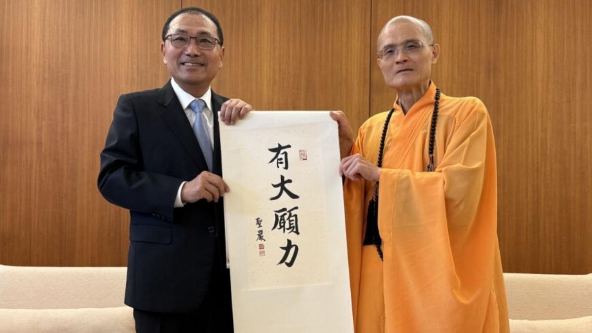 方丈釋果暉法師致贈掛軸予以新北市長侯友宜。（圖／新北市政府民政局提供）