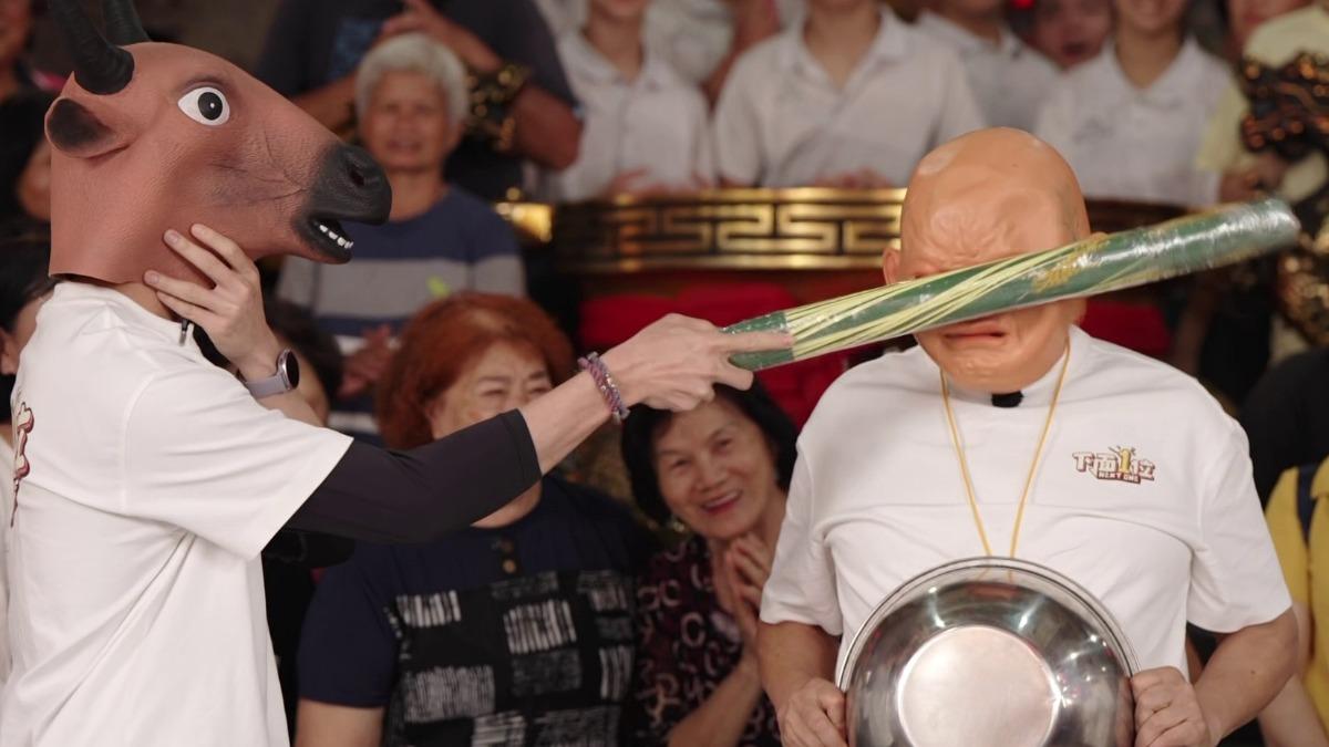 胡瓜（右）被狂K。（圖／民視提供）