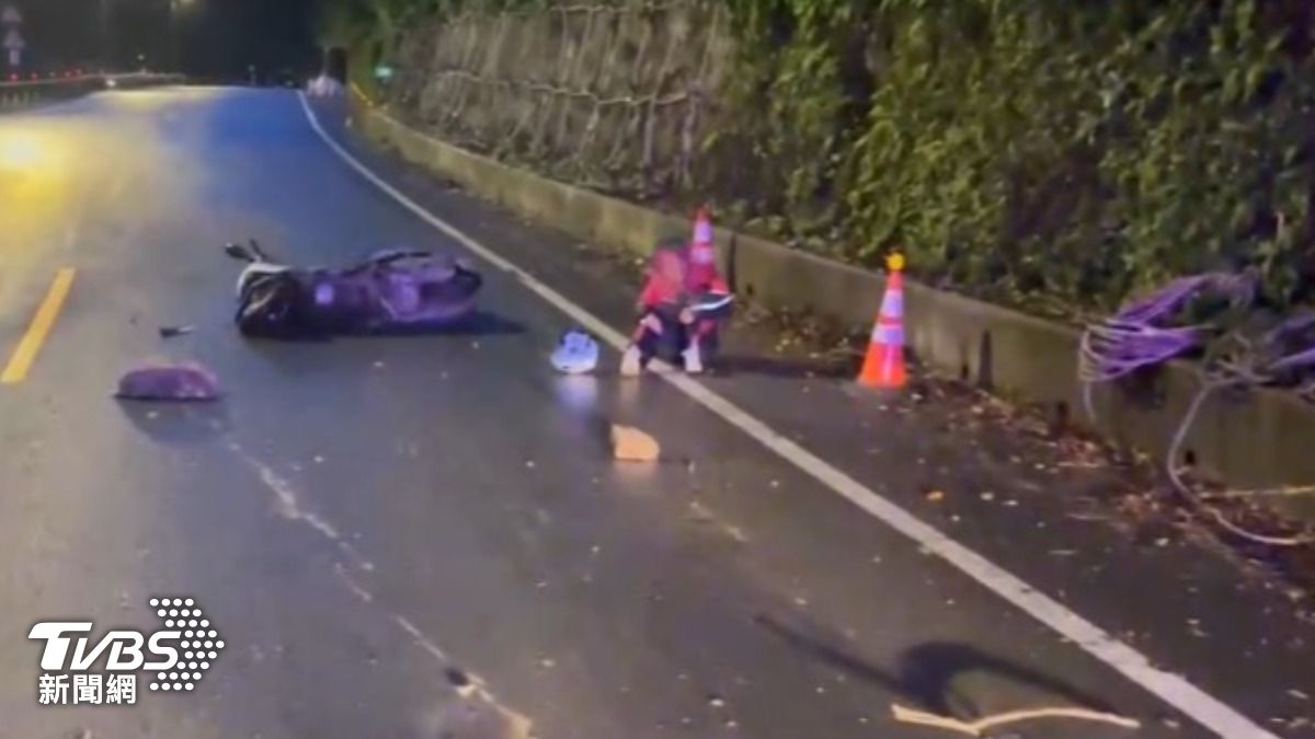 女騎士被落石砸中摔車。(圖/TVBS)