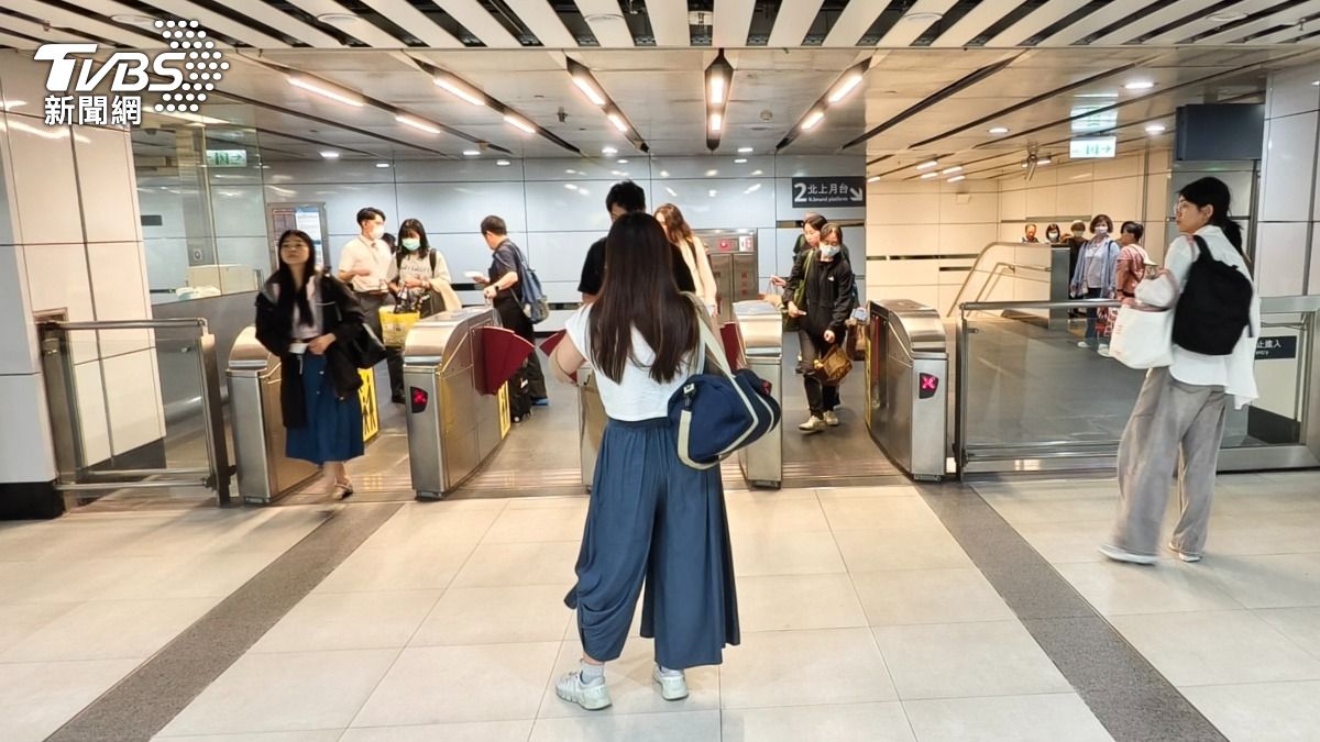 高鐵8832車次於22:45自左營發車，00:50抵達台北車站，旅客陸續出站。（圖／陳冠宇攝）