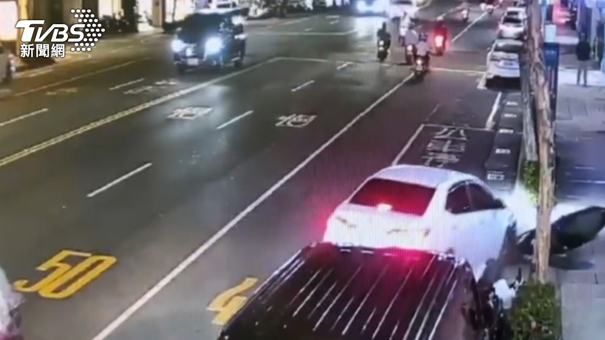 有片／高雄男顧著與「妹子聊天」大分心　撞一排路邊5汽機車