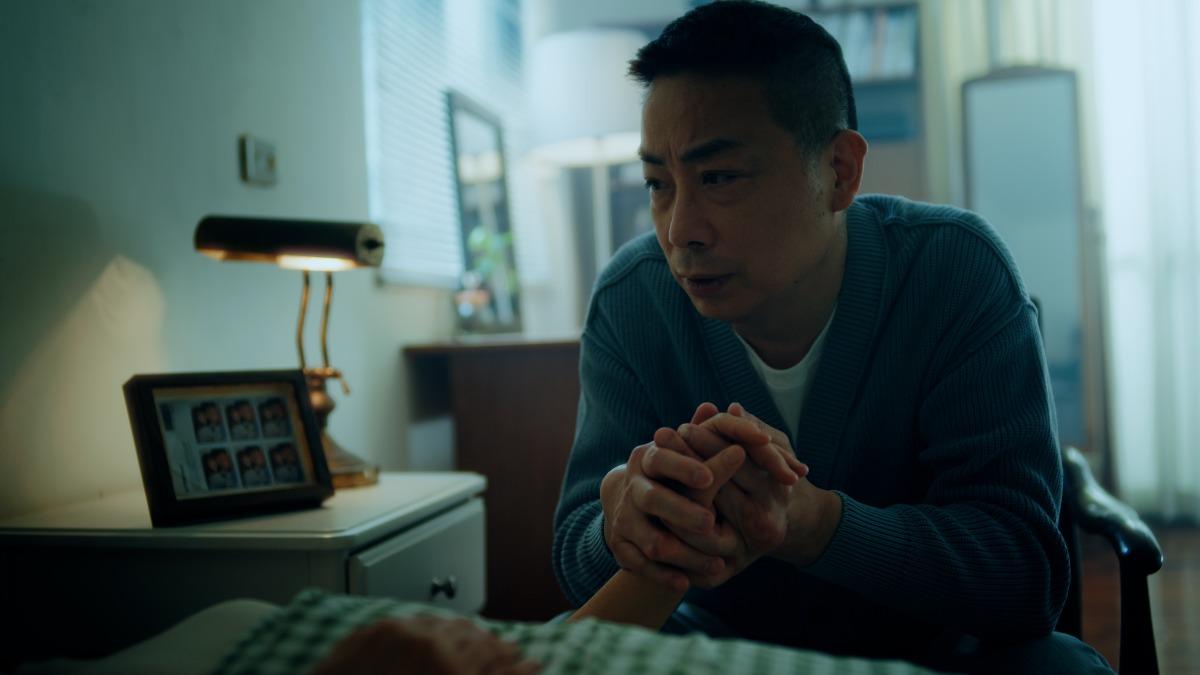 王ADEN爸爸演出老婆病榻前場景。(圖/愛騰音樂有限公司提供)
