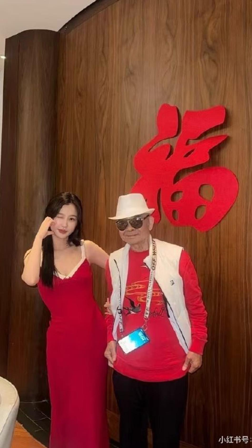 虞書欣與爺爺感情深厚,時不時會曬出祖孫合影。(圖/翻攝自小紅書)