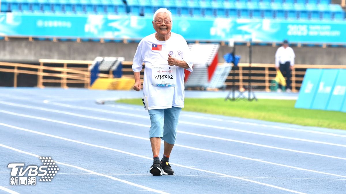 高齡97歲的唐成瑤阿嬤，穿印有國旗的白色T恤參加田徑。（圖/潘建樺攝）