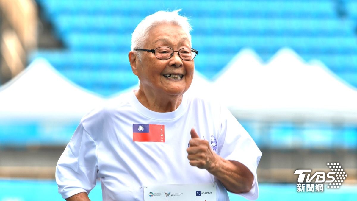 高齡97歲的唐成瑤阿嬤，穿印有國旗的白色T恤參加田徑。（圖/潘建樺攝）