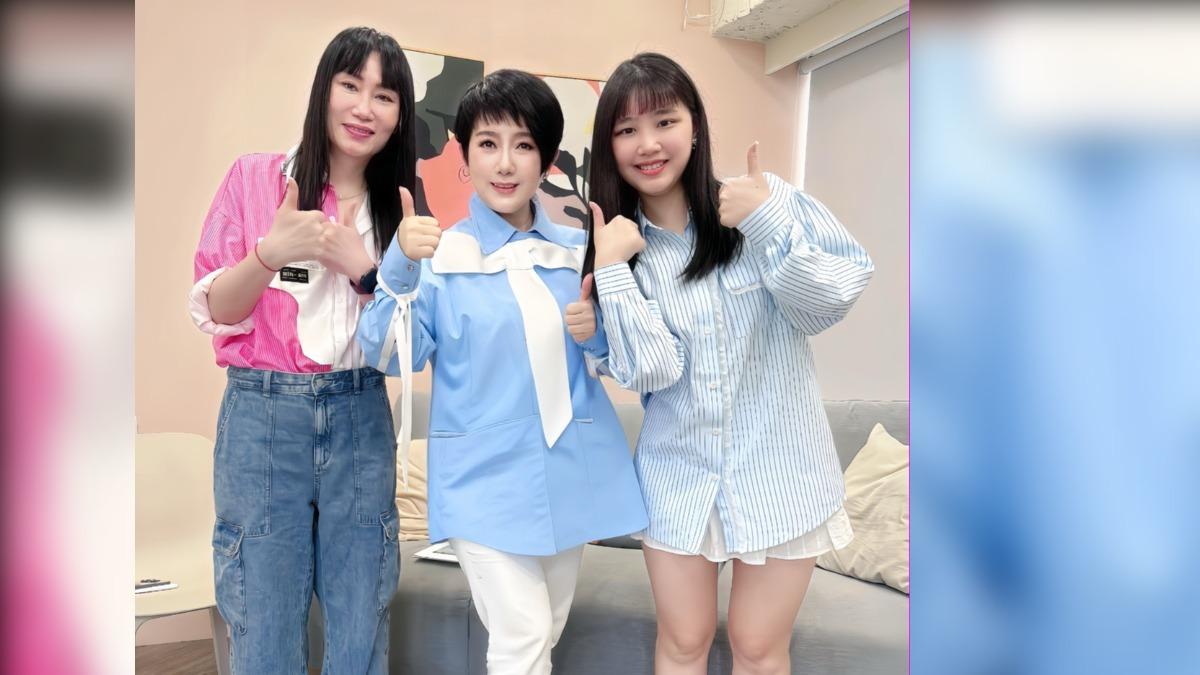 周思潔(中)接受輯楊起鳳(左)和主持人洪儀婷的娛樂頭條【T TALK】YT節目專訪。(圖/萊格悠國際文化提供)