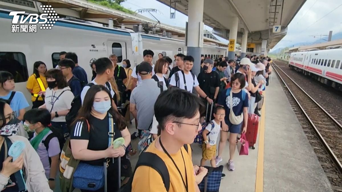 新城車站人潮擁擠。（圖／TVBS）