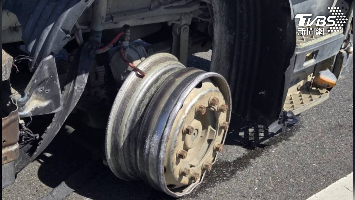 李姓男子駕駛失竊車行經金崙大橋時意外爆胎自撞。（圖/大武分局提供）