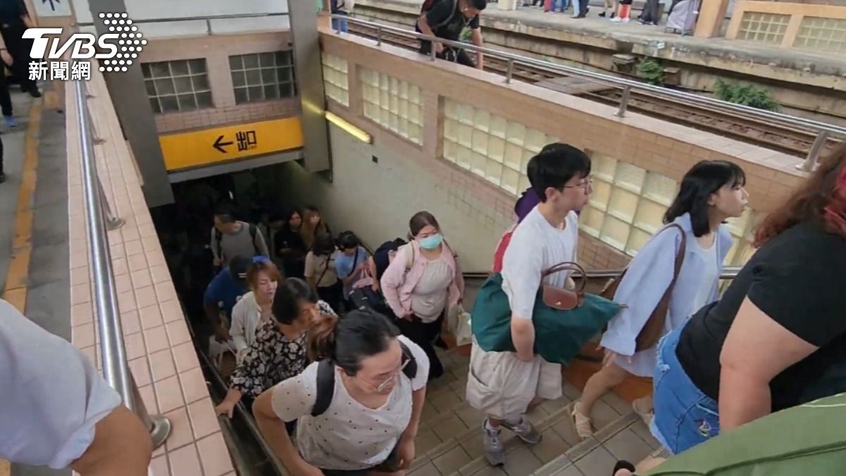 車站擠滿人潮。（圖／TVBS）