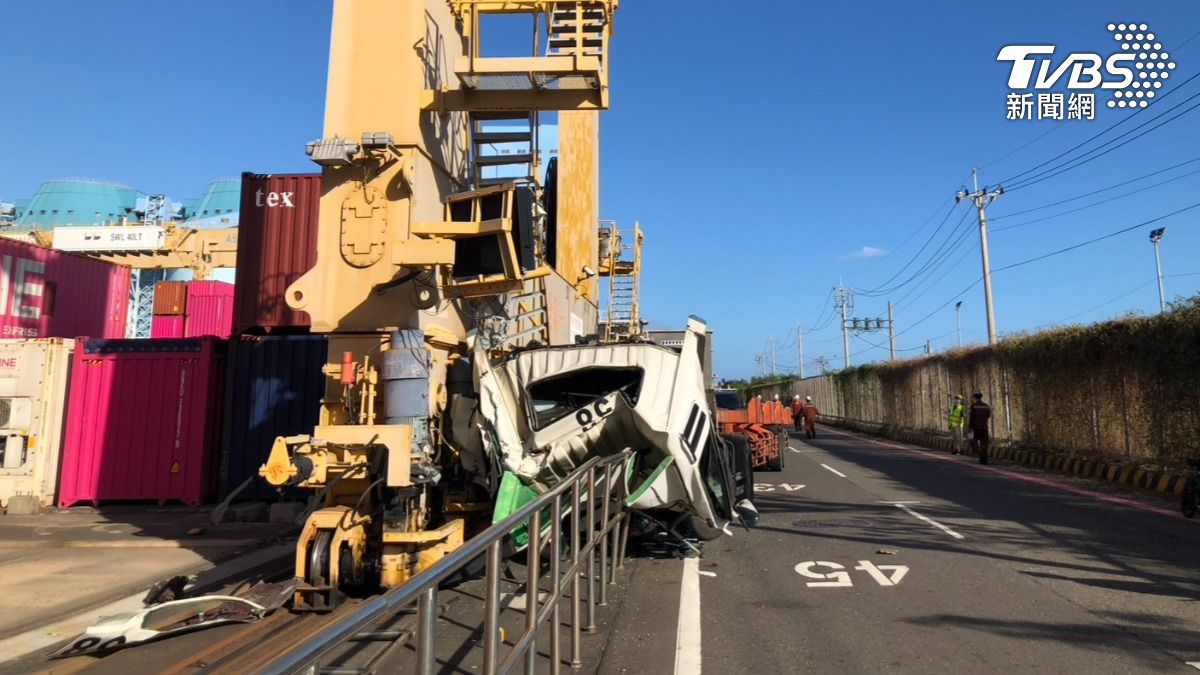 高雄港108號碼頭發生一起自撞車禍。（圖／TVBS）