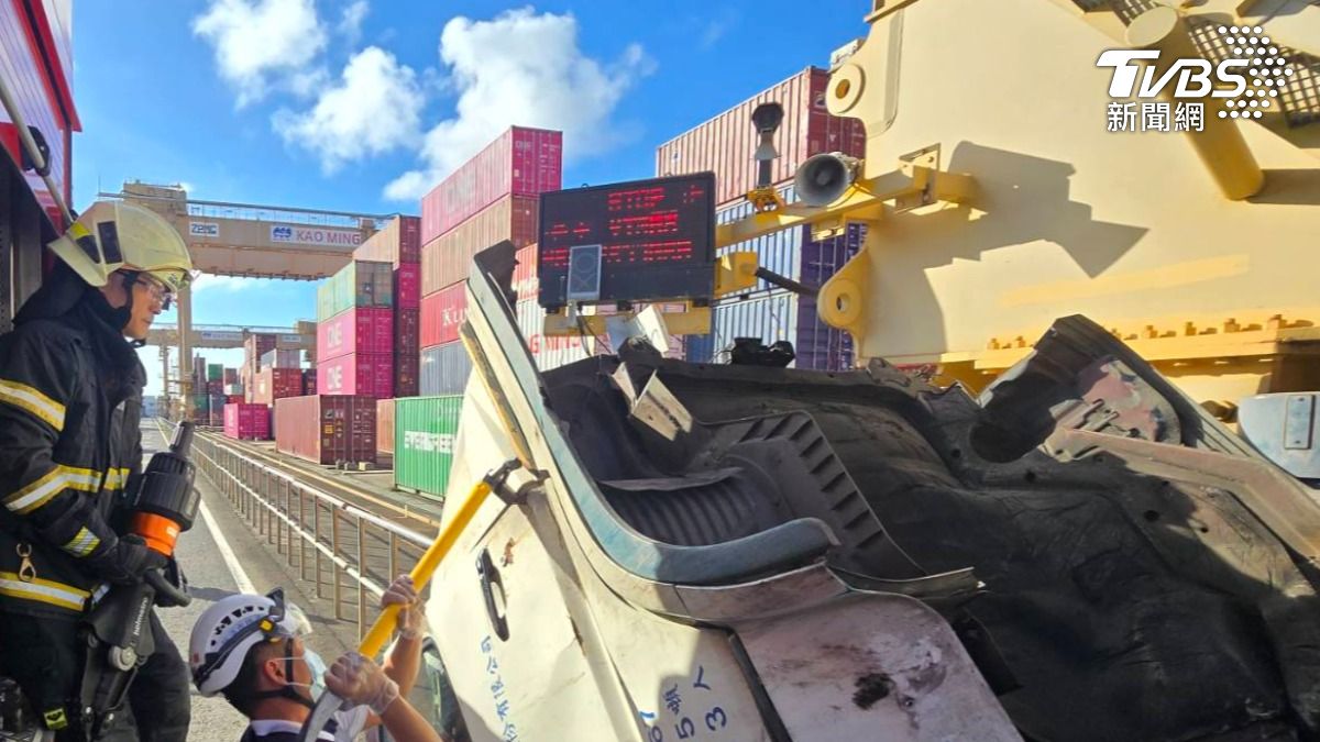 高雄港108號碼頭發生一起自撞車禍。（圖／TVBS）