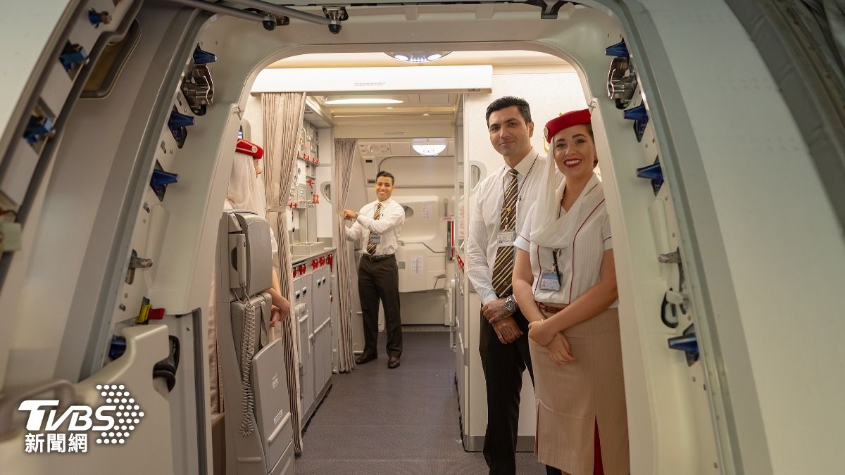 一名德國空姐爆料，空服員在登機時的熱情招呼除了禮貌之外，最主要是要確認乘客的身體健康和狀態是否適合搭機。（示意圖／達志影像shutterstock）