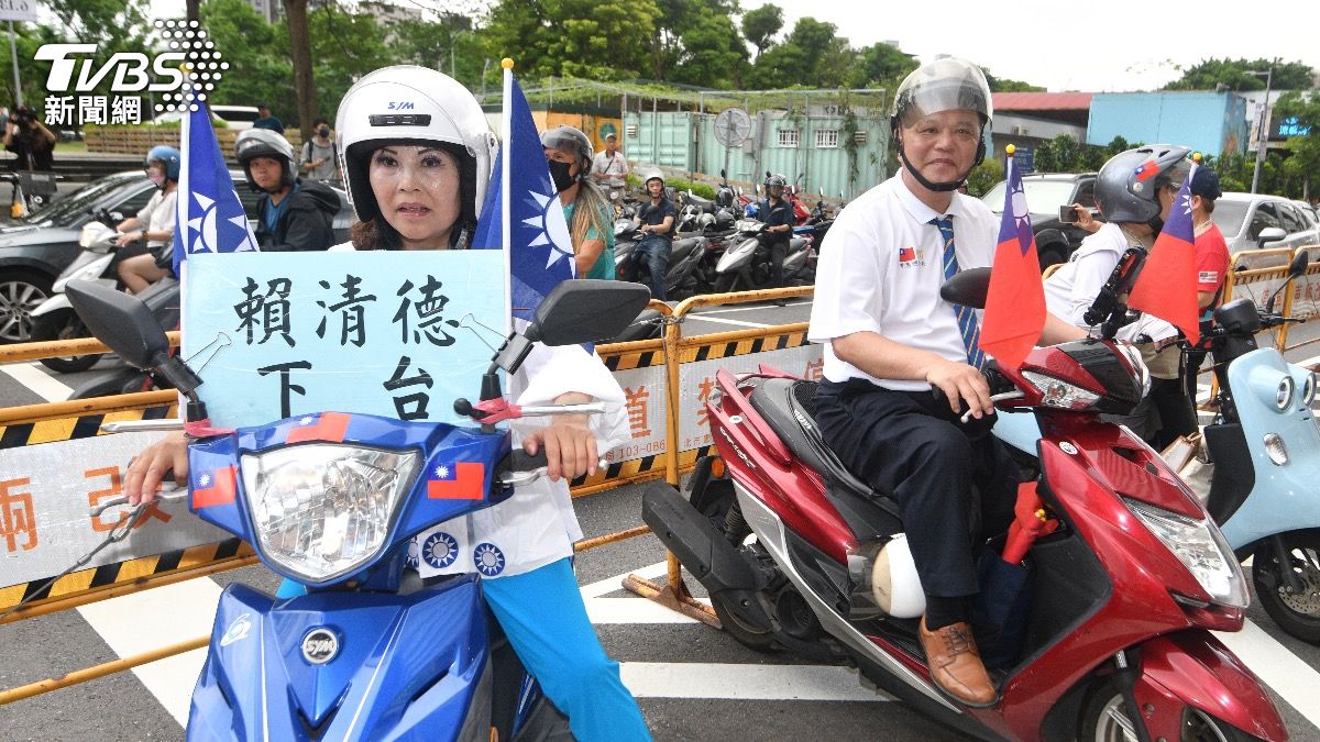520前夕國民黨發動全民叭賴車隊到民進黨中央黨部按喇叭嗆賴「獨裁鴨霸」。(圖／胡瑞麒攝