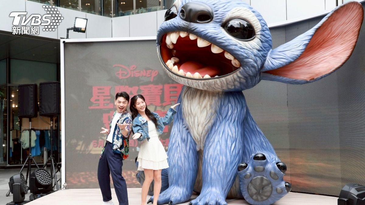 金針菇與主持人阿KEN開心與史迪奇雕像合影。（圖／趙世平攝）