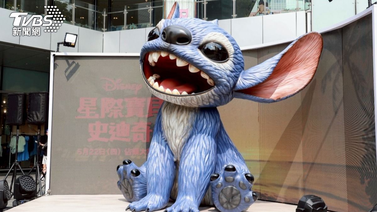 史迪奇巨型雕像在信義區微風松高廣場展出。(圖/趙世平攝)