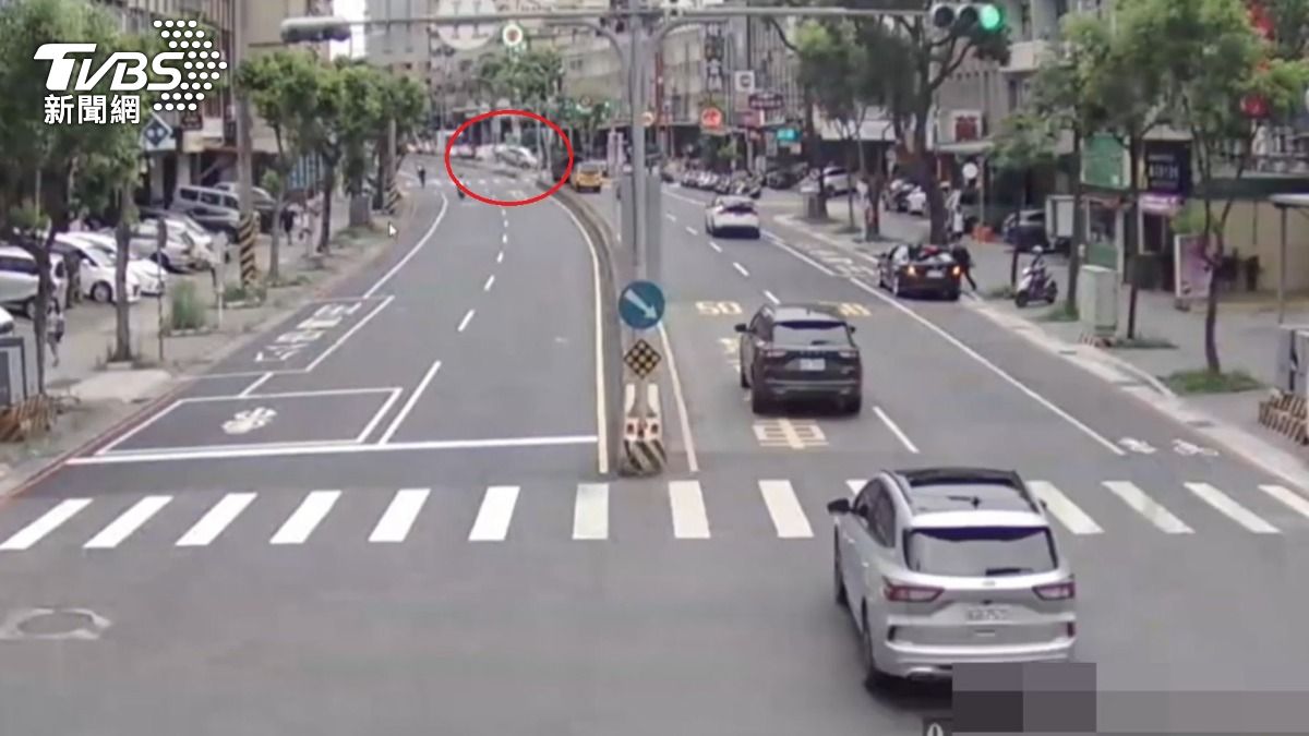 小轎車暴衝撞機車與行人，最後撞上分隔島才停下。（圖／TVBS）