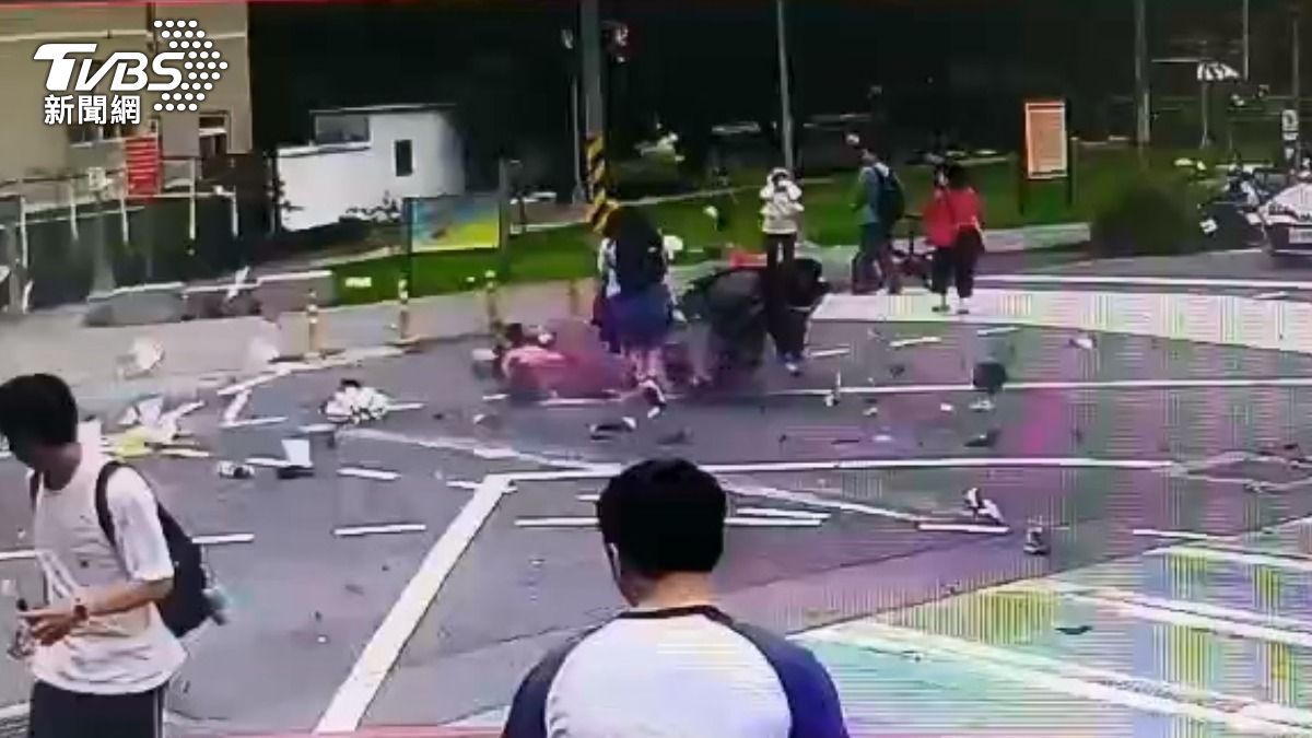 汽車暴衝通過路口釀3死。（圖／翻攝記者爆料網）