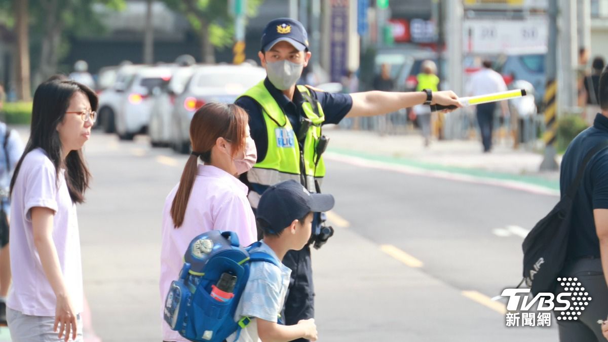 北大國小旁國光、國成街交叉路口周遭，增派警力管制路口交通（圖／潘建樺攝）
