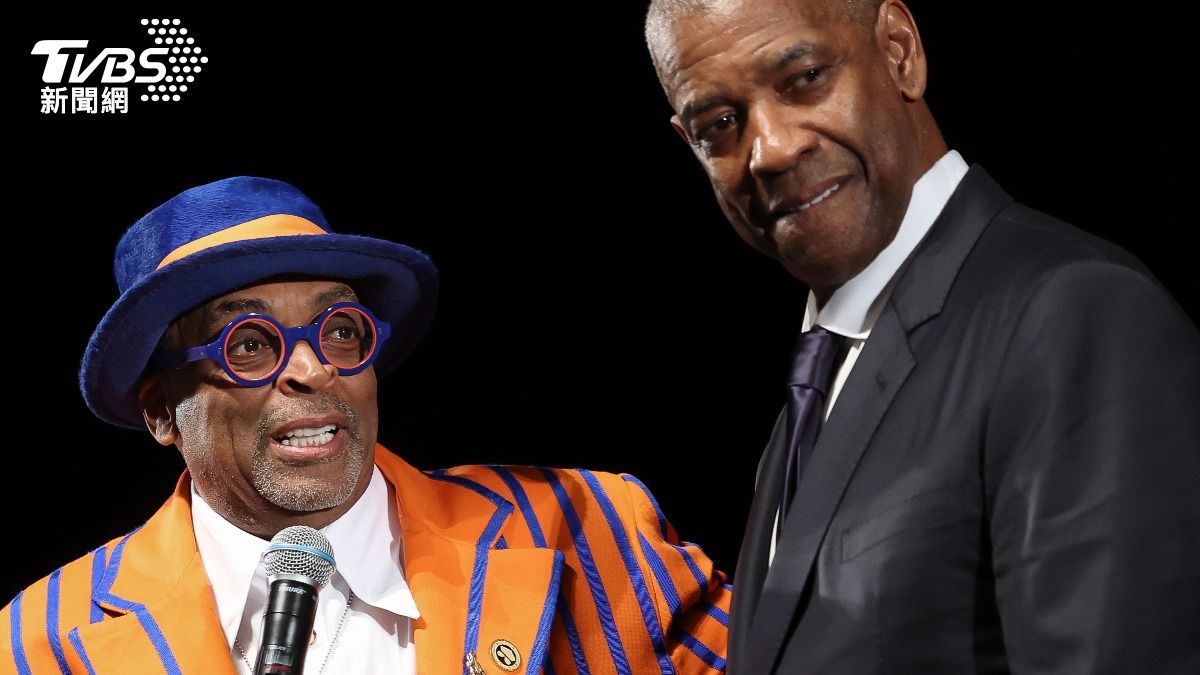 丹佐華盛頓從好友史派克李手中領取榮譽金棕櫚獎。(圖/達志影像美聯社)