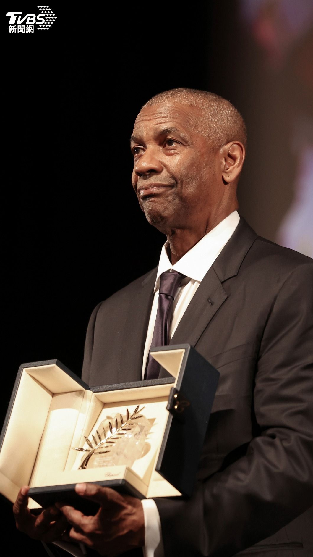 丹佐華盛頓從好友史派克李手中領取榮譽金棕櫚獎。(圖/達志影像美聯社)