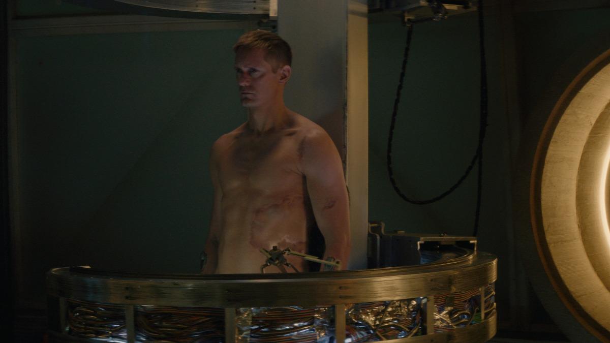 亞歷山大史柯斯嘉在《厭世機器人》再度脫了。(圖/APPLE TV+提供)