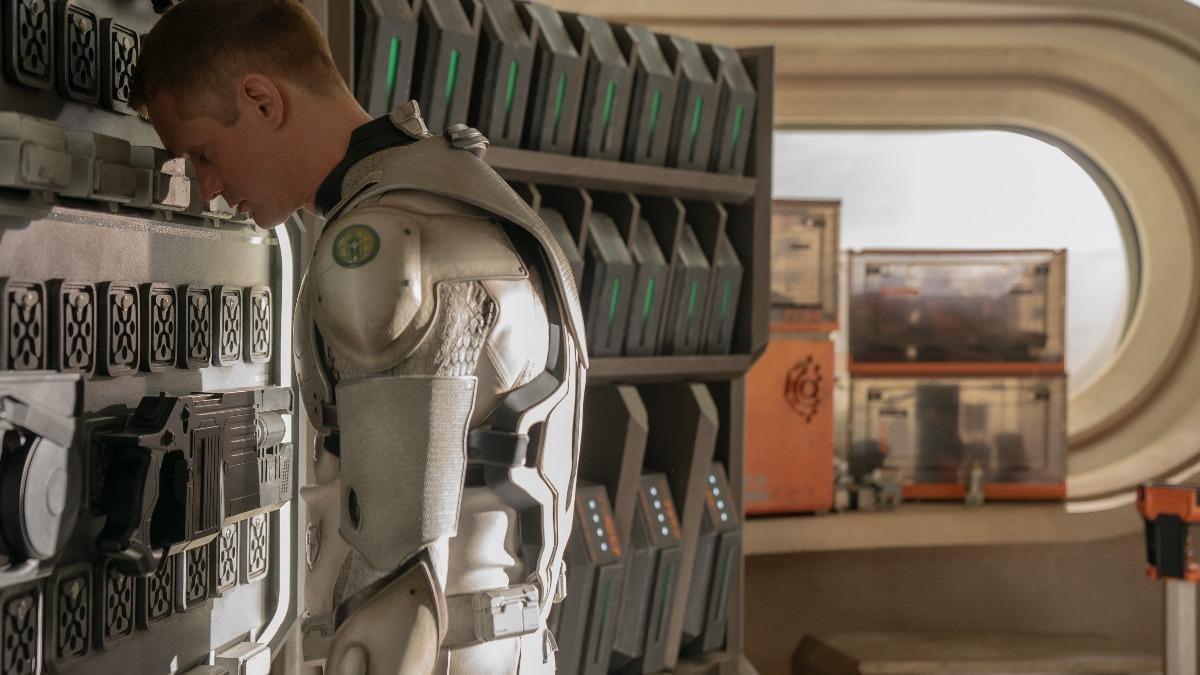 亞歷山大史柯斯嘉主演《厭世機器人》。(圖/APPLE TV+提供)