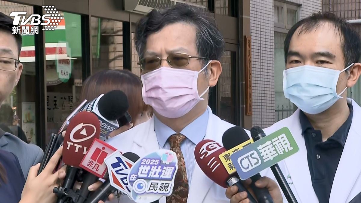 三峽恩主公醫院副院長吳長晉說明目前住院孩子的狀況。（圖／TVBS）
