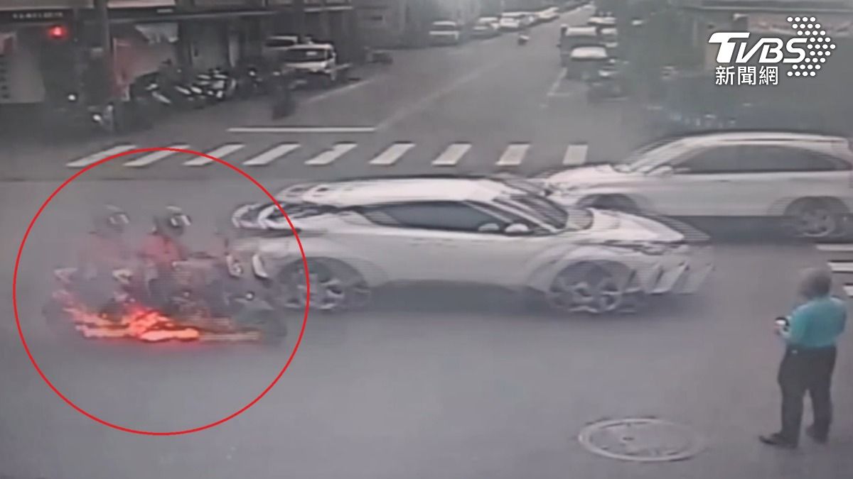 微電車疑似電池爆炸導致整輛車起火。（圖／TVBS）
