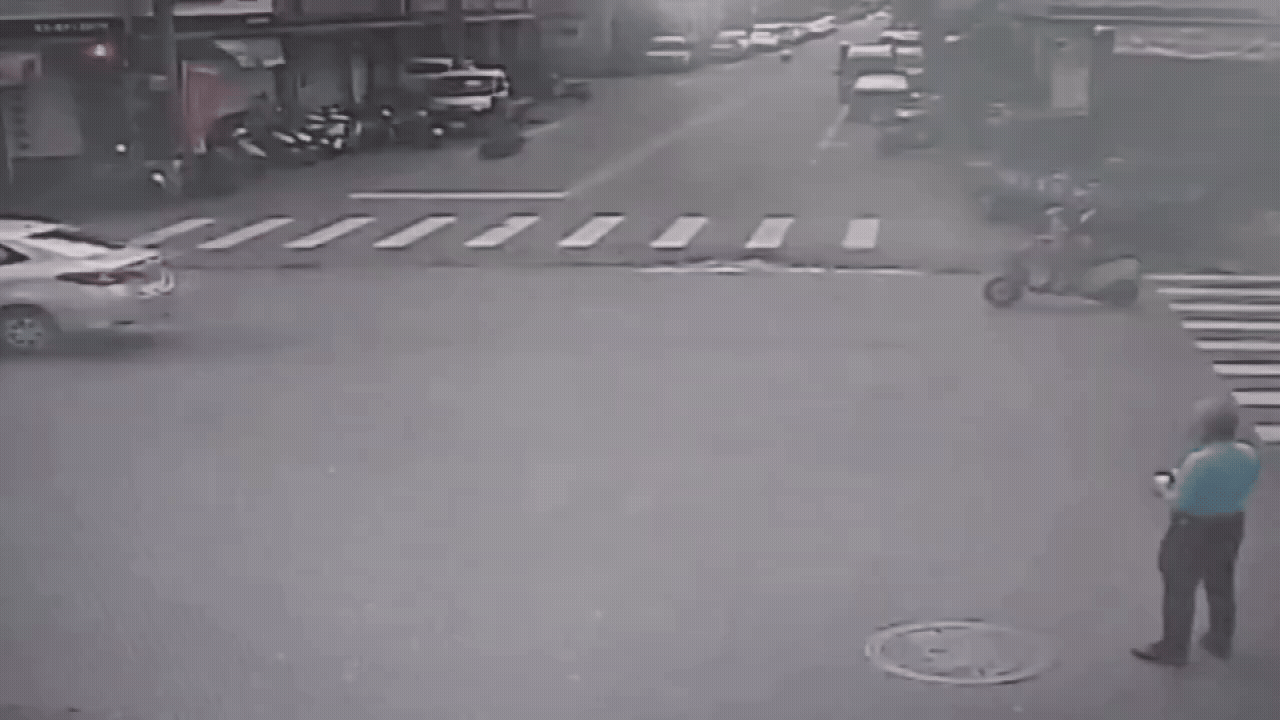 微電車疑似電池爆炸導致整輛車起火。（圖／TVBS）