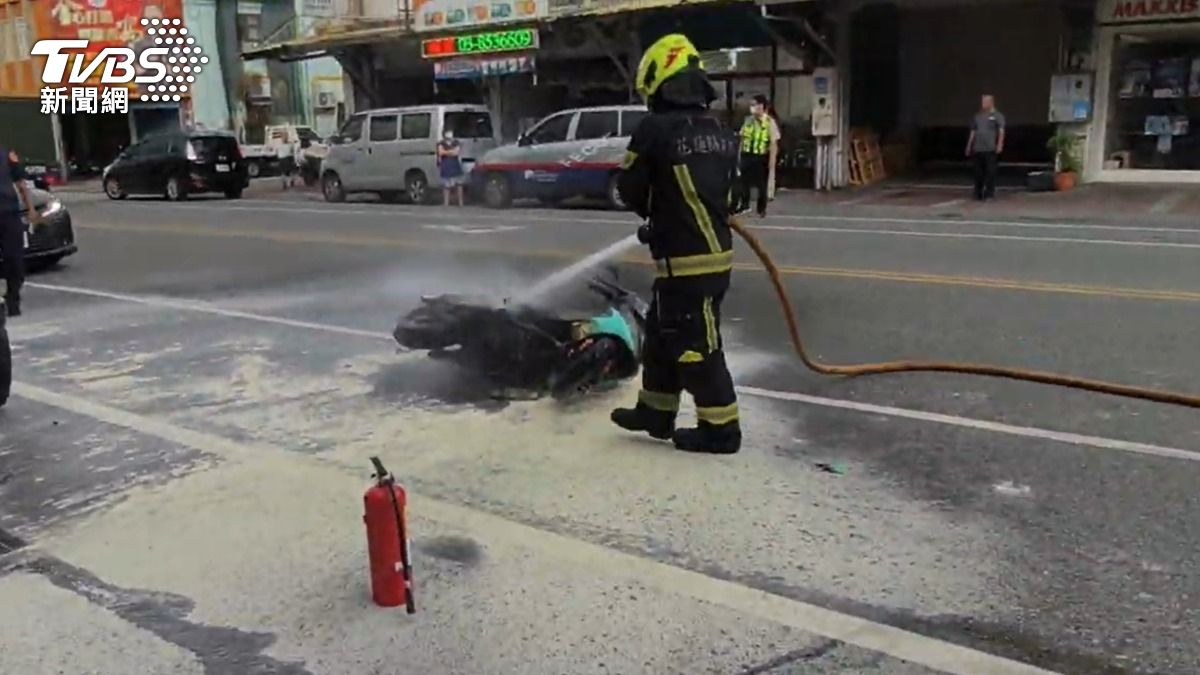 消防隊員到場後接手，用水柱降溫持續近一小時。（圖／TVBS）