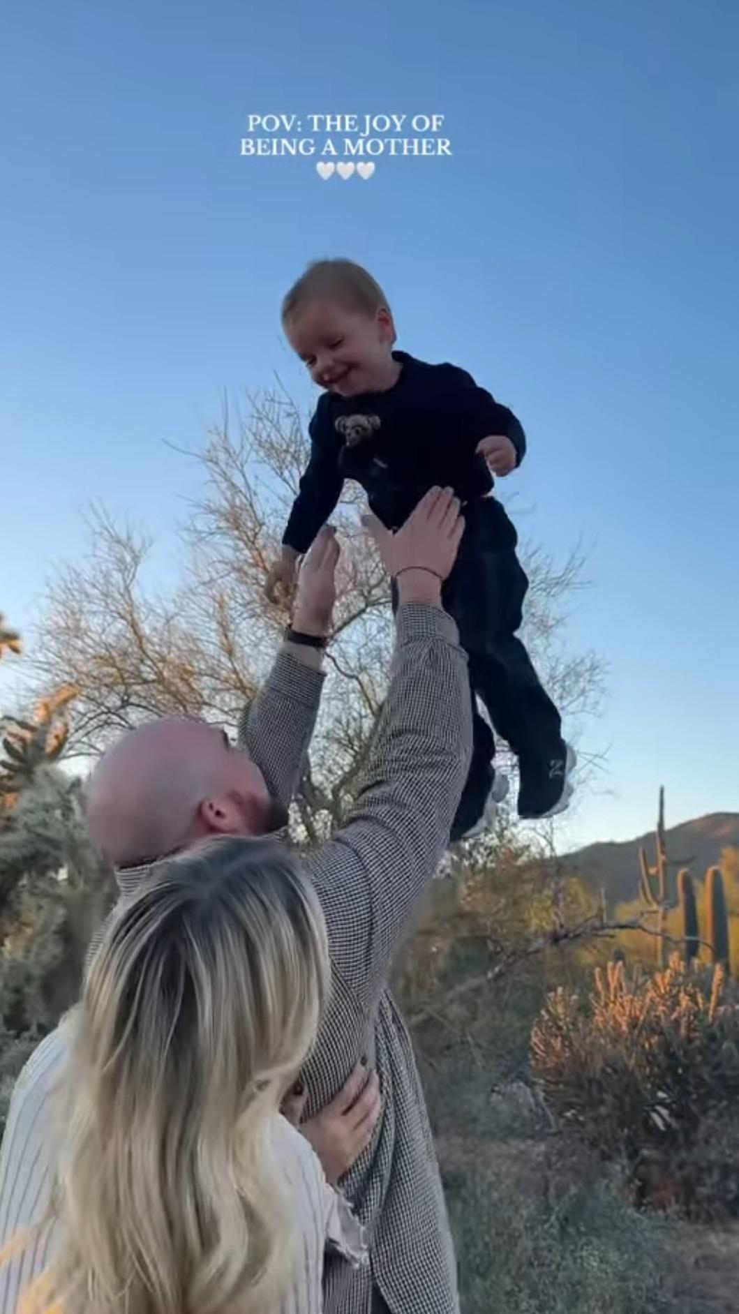 艾蜜莉與老公相當疼愛兩個兒子。（圖／翻攝自IG）
