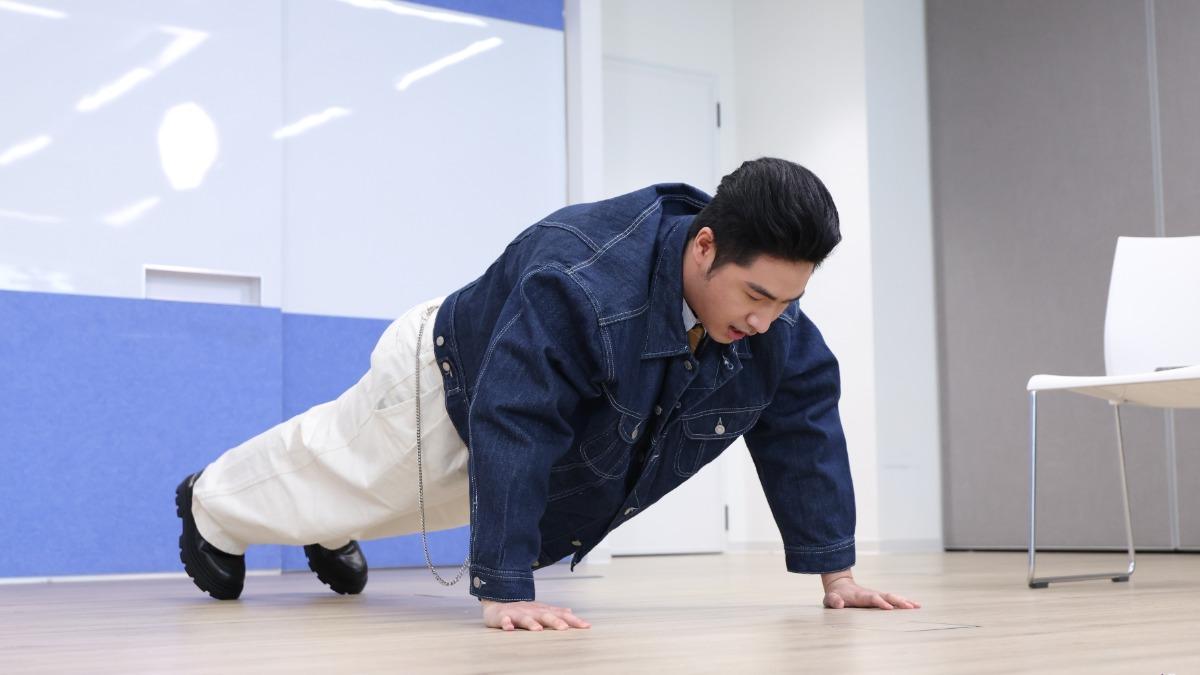 鹿希派挑戰伏地挺身，但做不到兩分鐘就放棄。（圖／Yahoo奇摩提供）