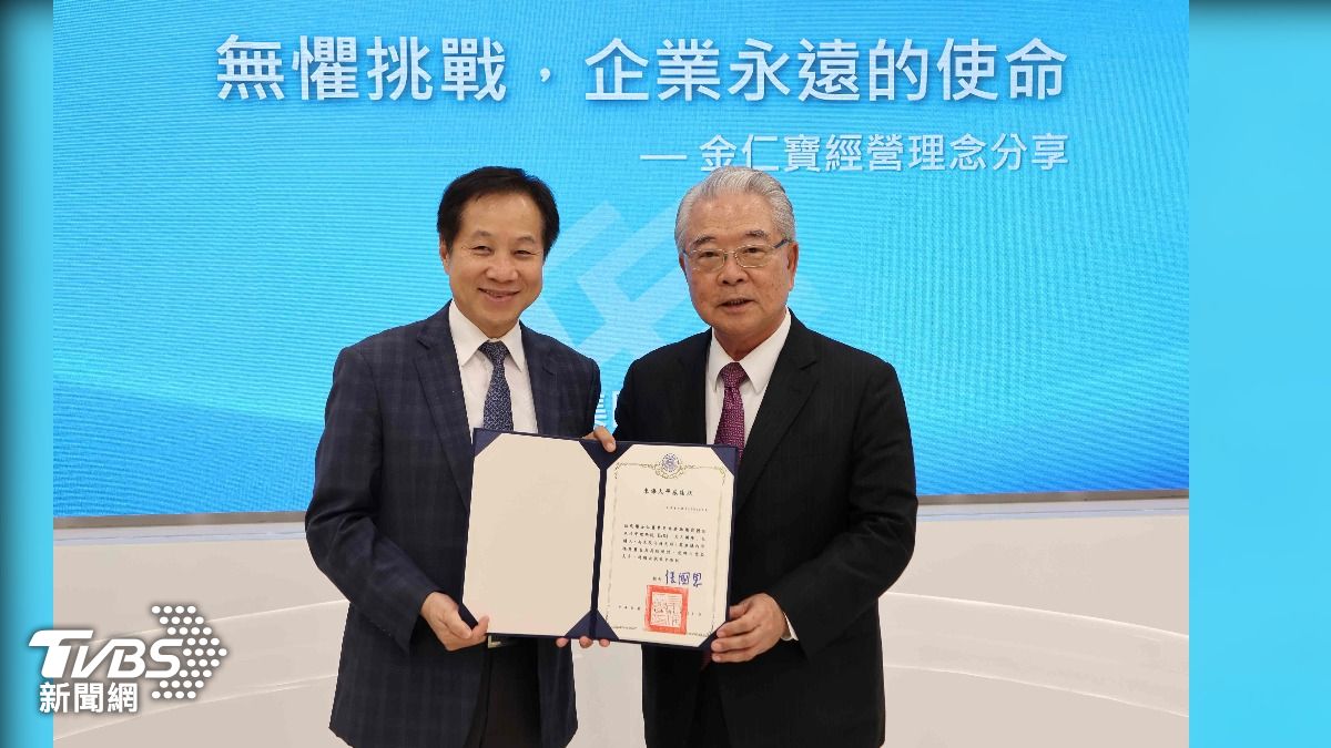 臺師大國文系畢業的金仁寶集團總裁許勝雄，當年接受師資培育，卻選擇棄筆從商，首次接受東海大學校長張國恩（左）開設有學分的高階管理課程。