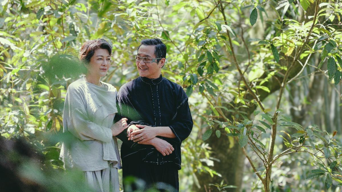 湯志偉與葛蕾演繹40年後熟齡夫妻。(圖/偉大文化提供)