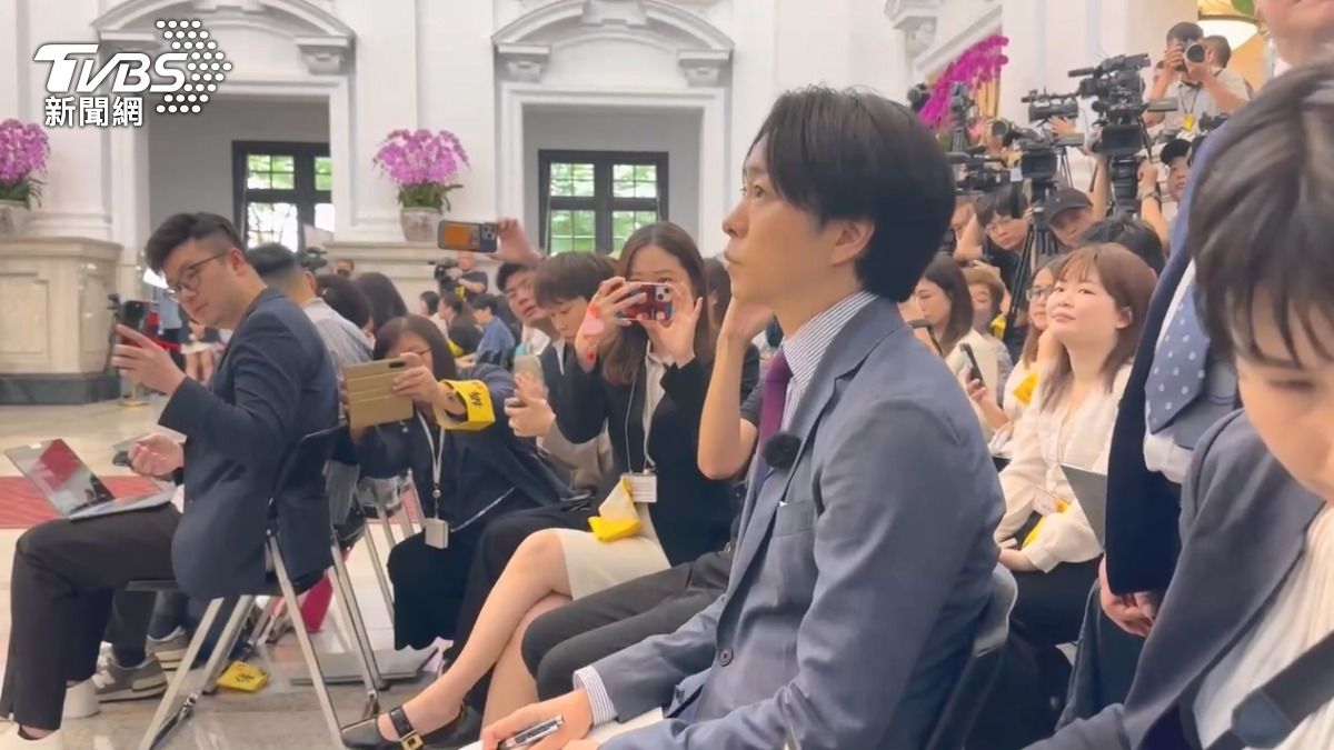 許多記者看到「同業」的櫻井翔都忍不住拍起來。（圖／TVBS）