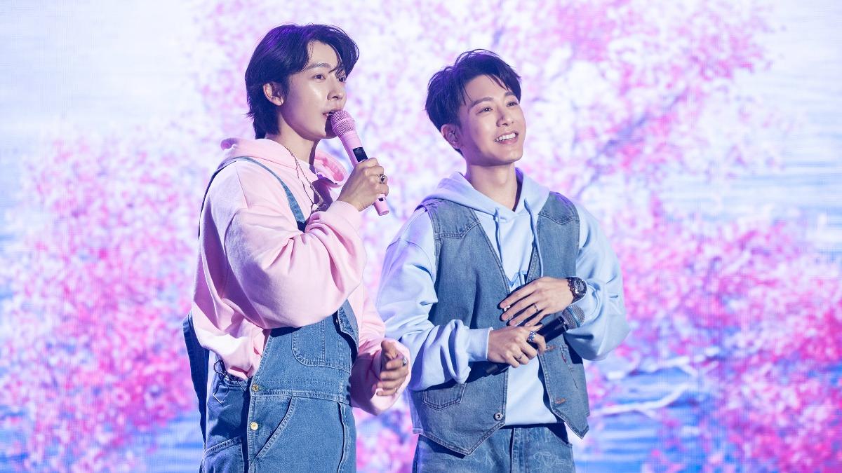 韋禮安（右）和東海推出全新中文單曲〈最好的朋友〉。（圖／索尼音樂提供）