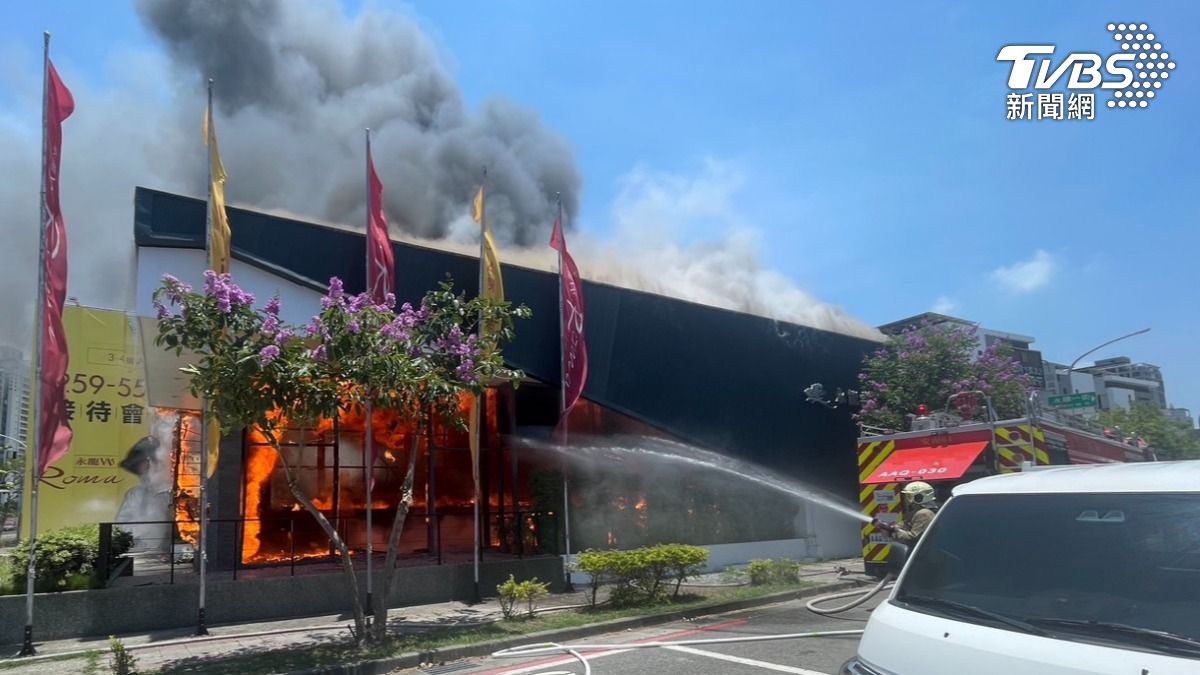 台南九份子重劃區接待中心大火　濃煙竄天恐怖景象曝